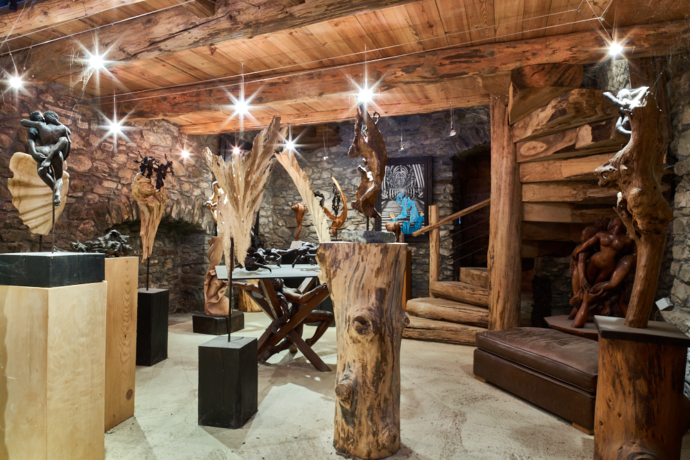 Exposition de sculptures dans le sous-sol de la galerie