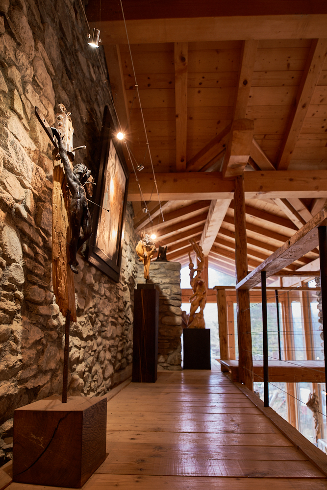 Une des mezzanines de la galerie d'art de Chevrière