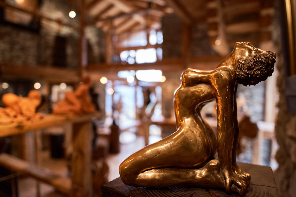 Sculpture d'une femme en bronze