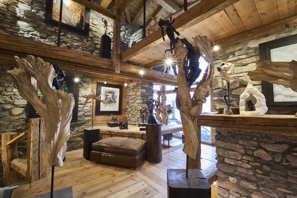 Vue intérieure de l'entrée de la galerie Art Espace Chevrière