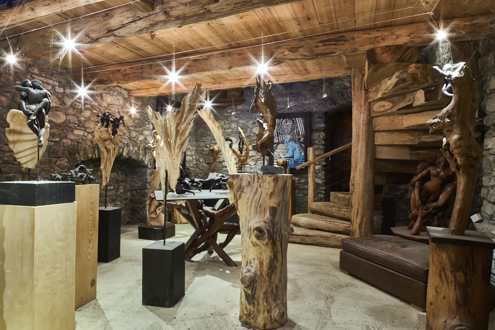Exposition de sculptures dans le sous-sol de la galerie