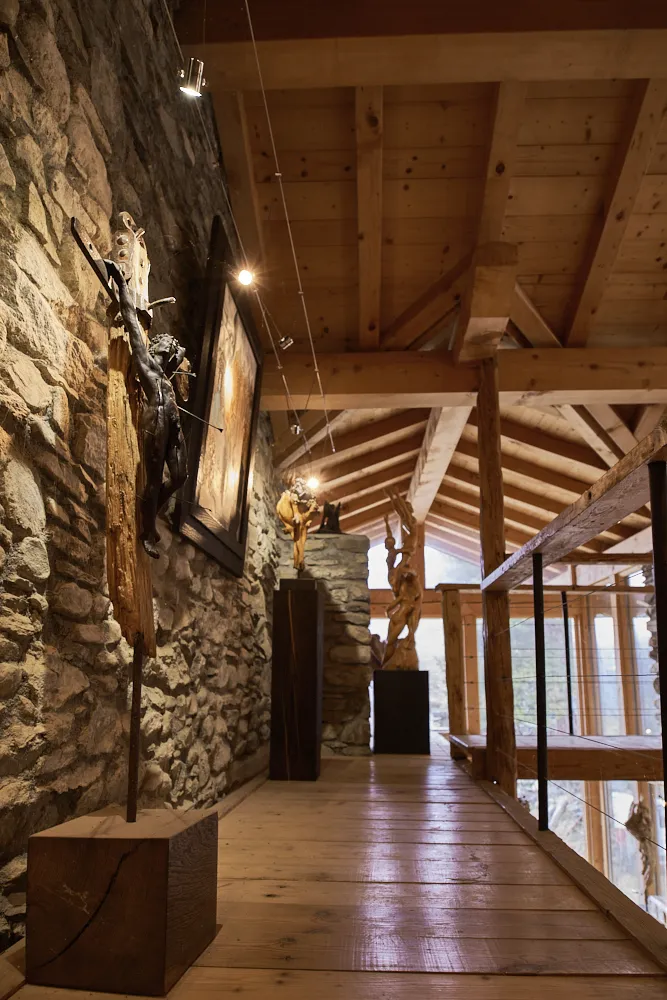 Une des mezzanines de la galerie d'art de Chevrière