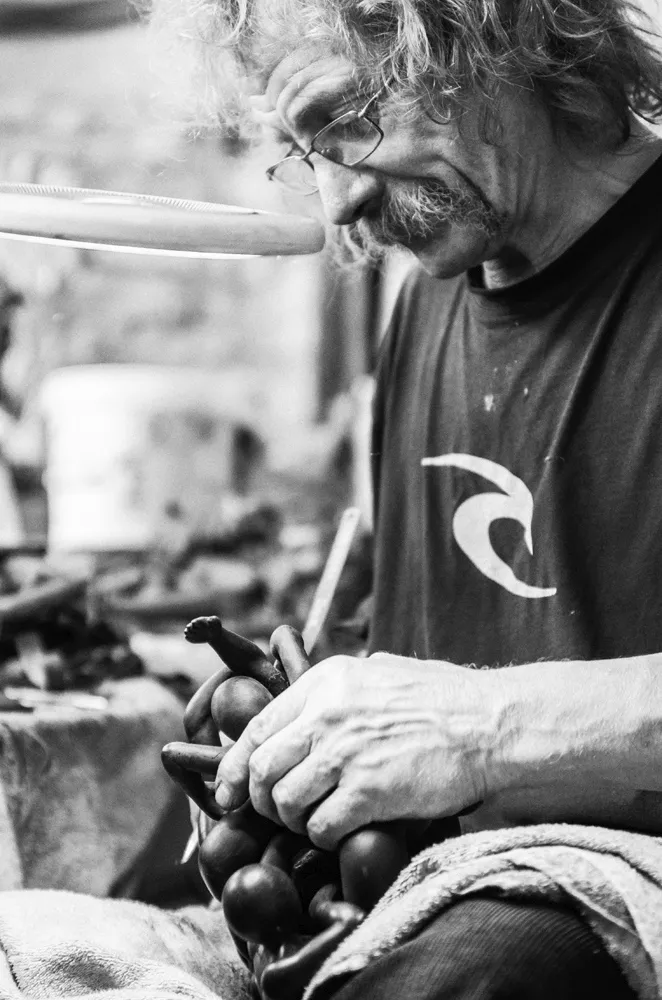 L'artiste Bruno Barbieri au travail dans son atelier