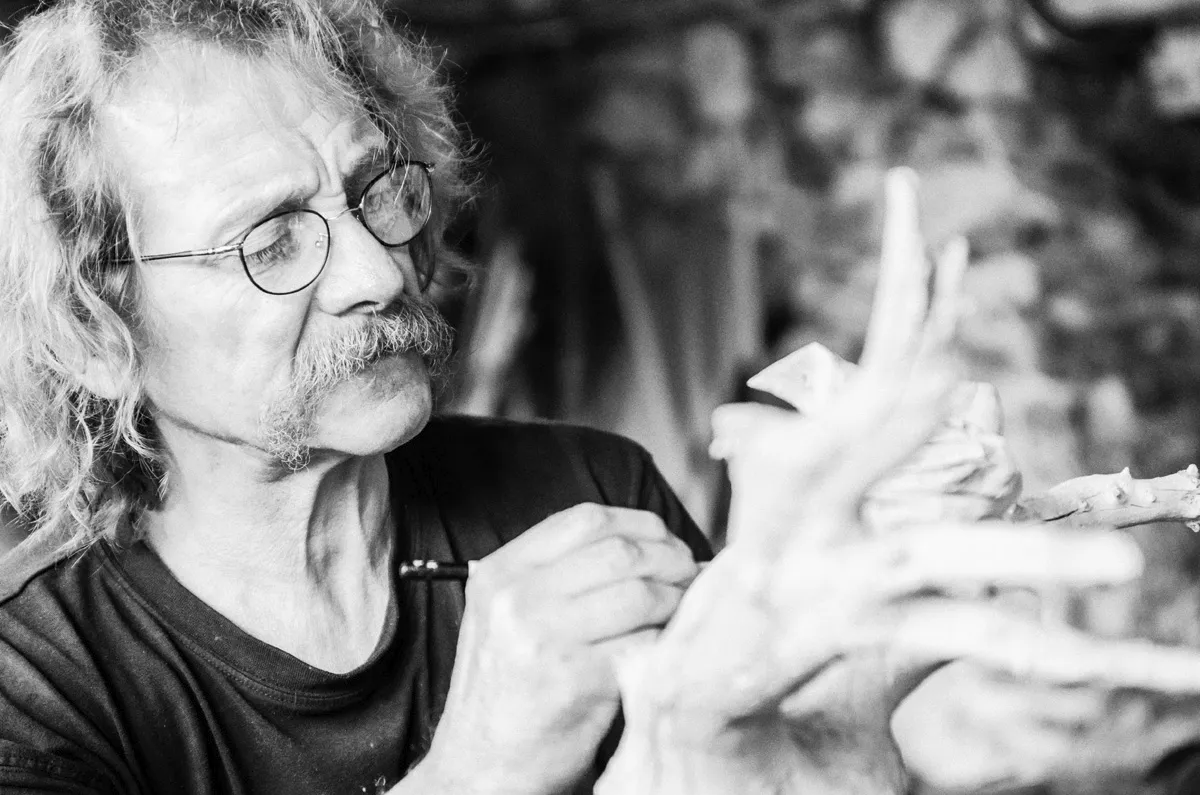 Le sculpteur Bruno Barbieri au travail sur une œuvre