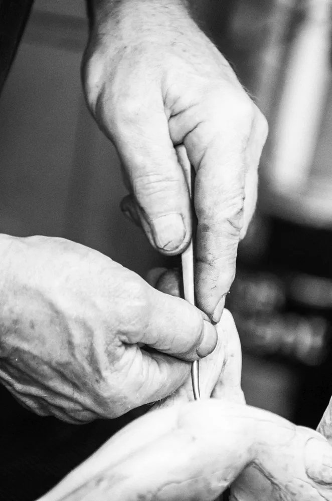 Mains d'artiste sculpteur au travail