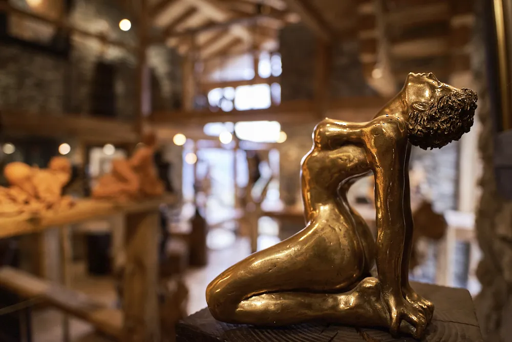 Sculpture d'une femme en bronze